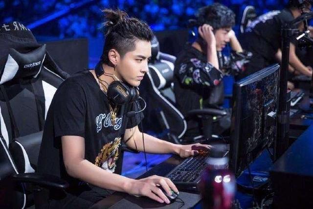 包含电竞版权大战：赛事直播权争夺白热化的词条